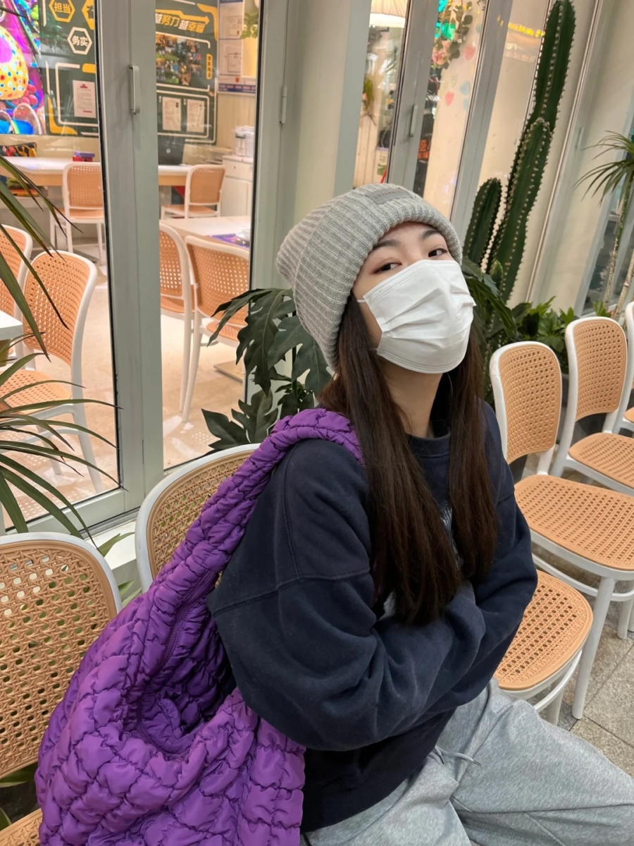 水瓶座(20/1 - 18/2):天空蓝、亮黑色、葡萄紫