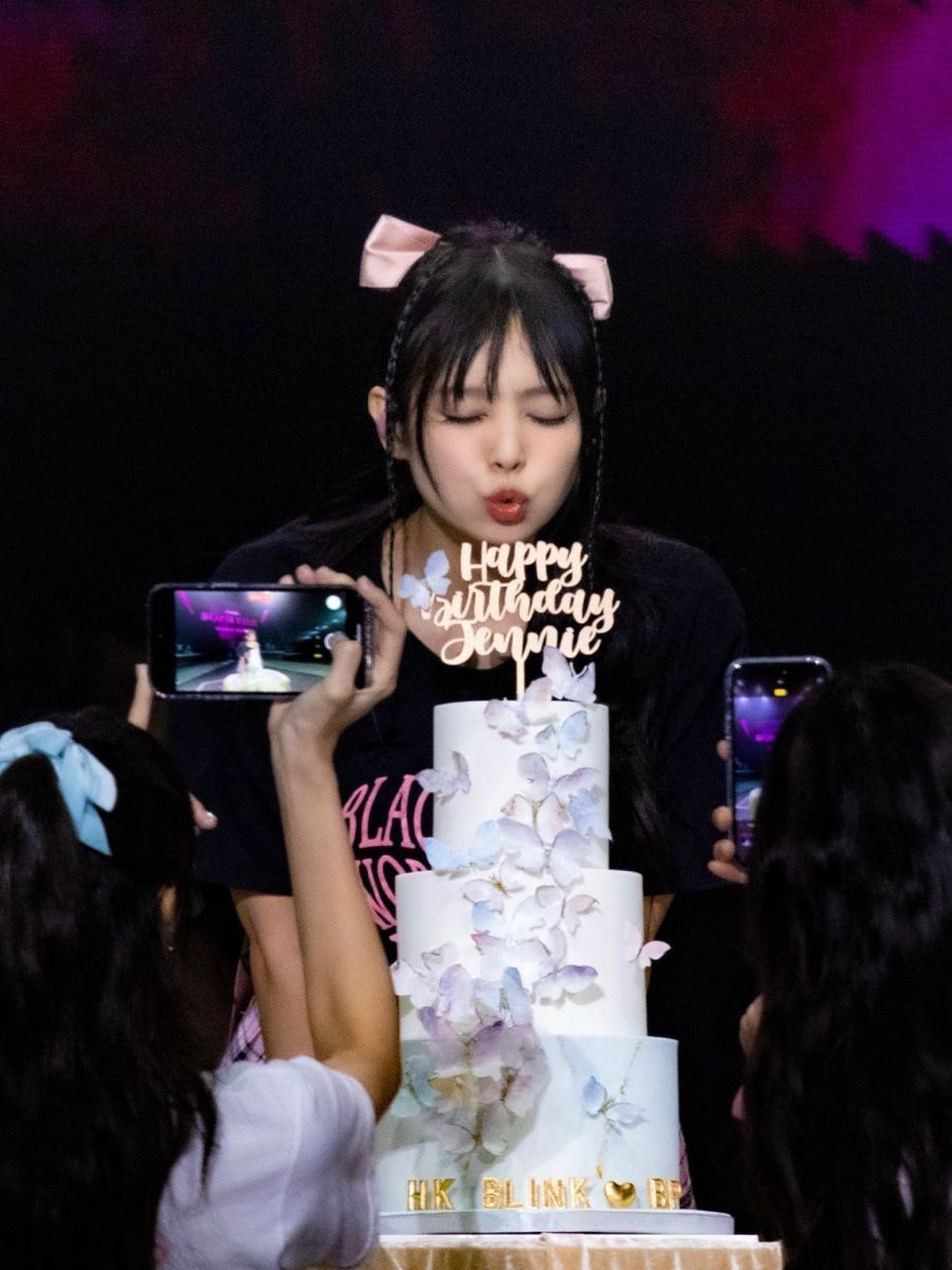 Jennie 庆祝 28 岁生日