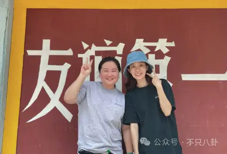 张小斐晒出过和贾玲的合照