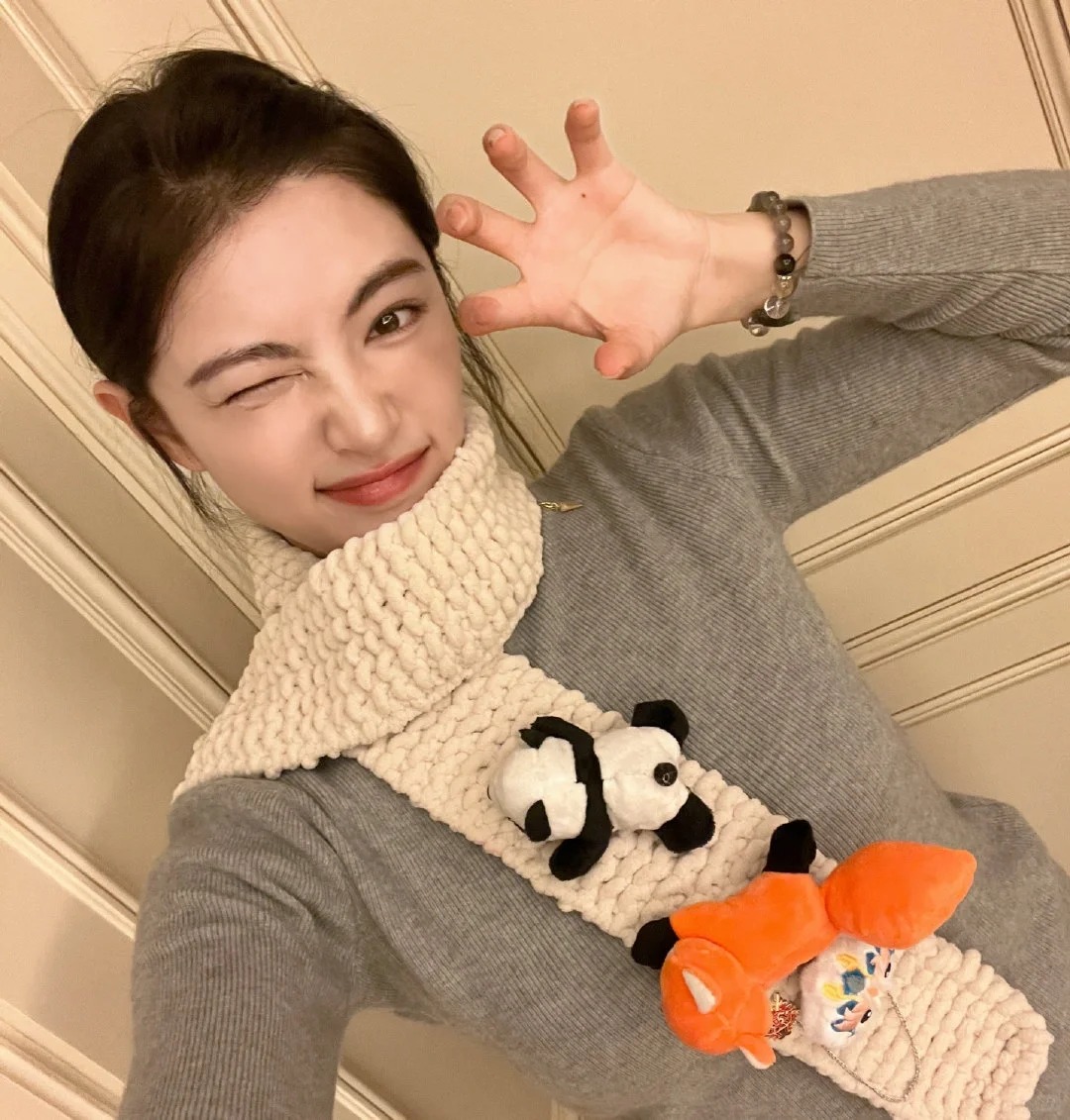 许佳琪送自己织的围巾