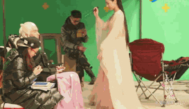 在片场使用激光照射高伟光和摄影机，最后还导致摄影机毁坏的情况