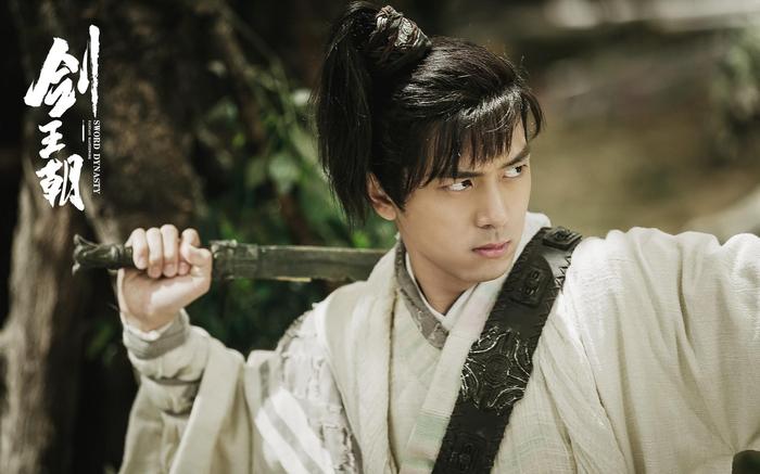 李现相比古装,长相还是更适合现代剧装扮。