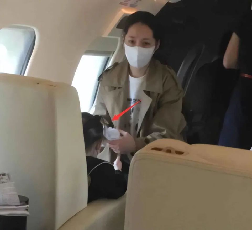 郭碧婷带孩子一脸憔悴