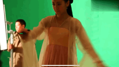 在片场使用激光照射高伟光和摄影机，最后还导致摄影机毁坏的情况