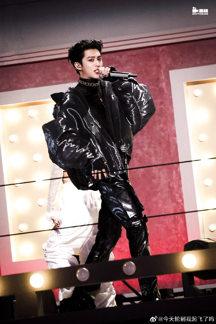 王鹤棣和宋茜合作《屋顶着火》