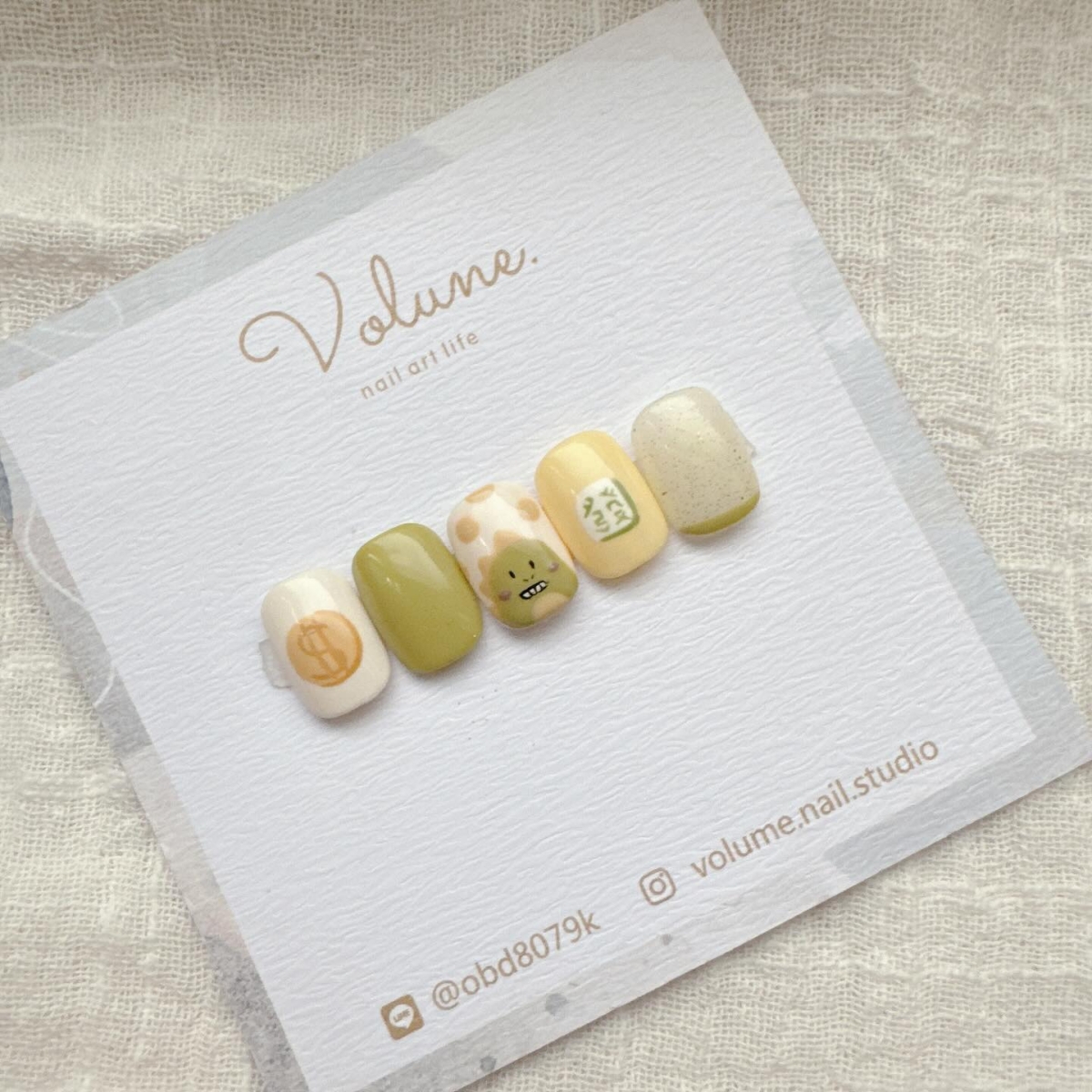 4、芥末黄配绿小恐龙