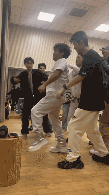 在练习室跳舞的视频