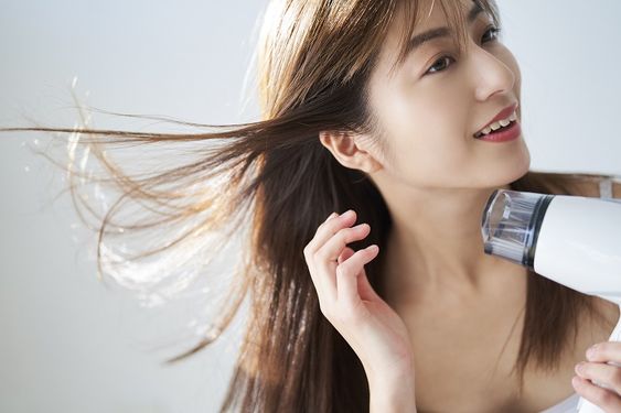 头发疯涨的秘诀四、洗完头发及时吹干