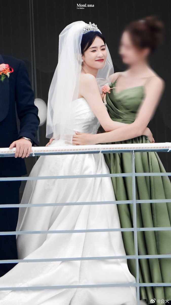 白鹿和“伴娘”亲昵互动