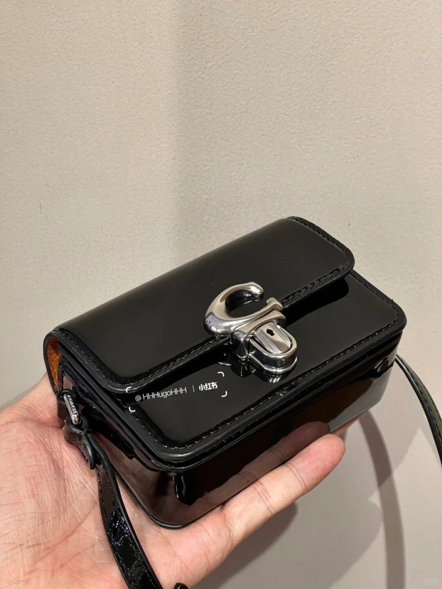 3、Coach 迷你小挎包