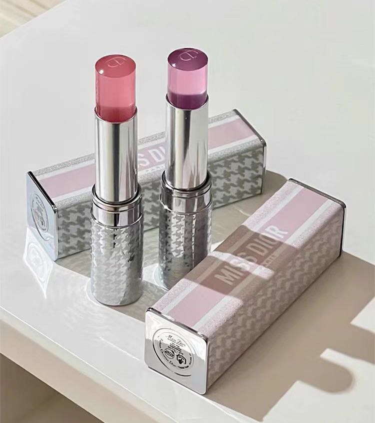 以千鸟格与粉色的设计外观获得女孩们的喜爱