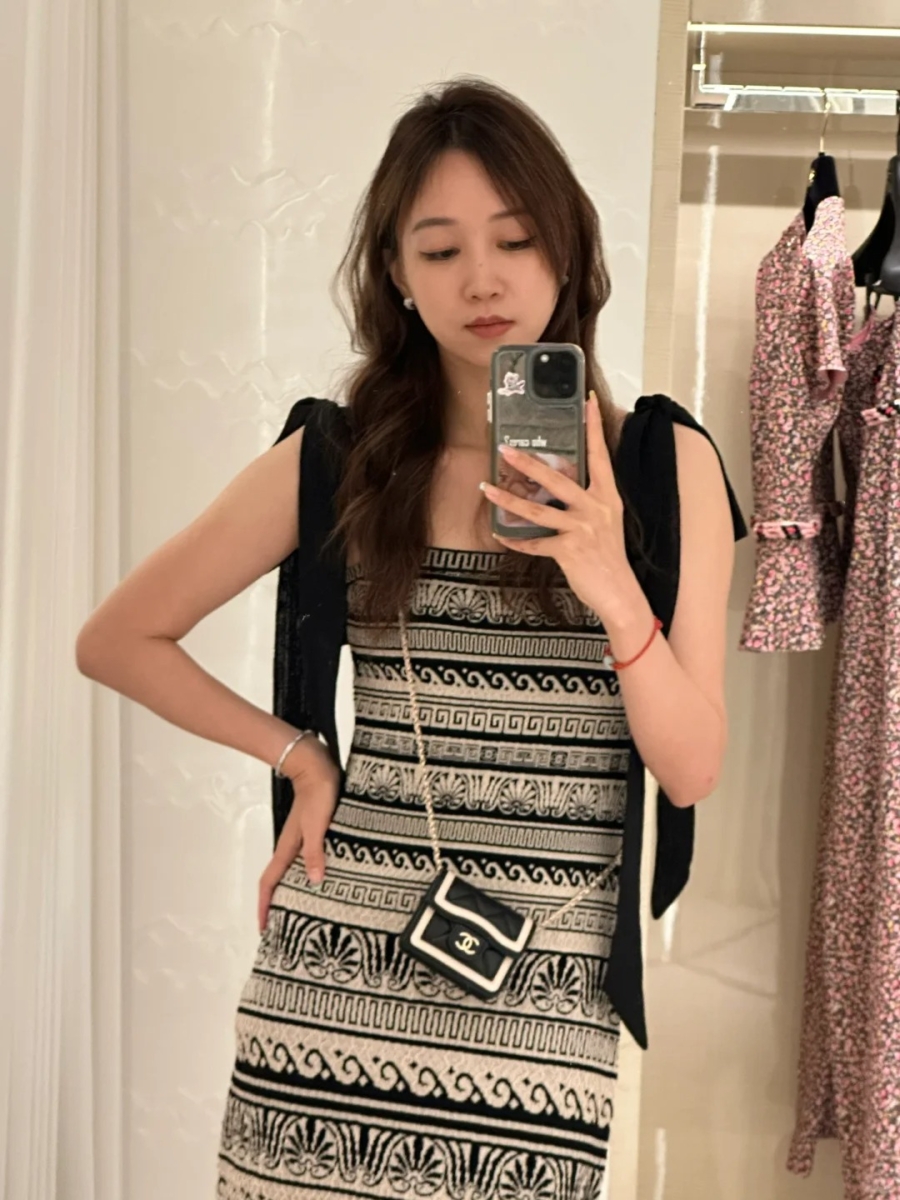 5、Chanel 23b 黑白复古迷你翻盖包