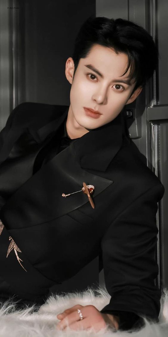 甚至还有说爆改后像王鹤棣的~