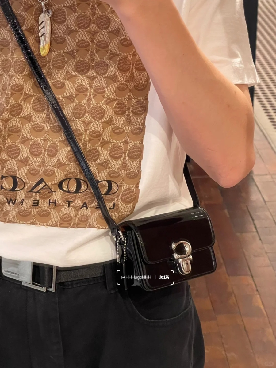 3、Coach 迷你小挎包