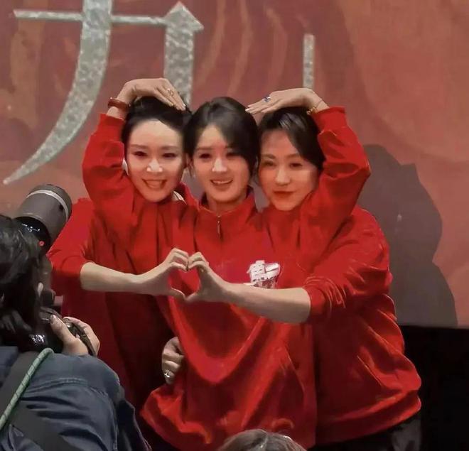 线上合照中赵丽颖也是C位