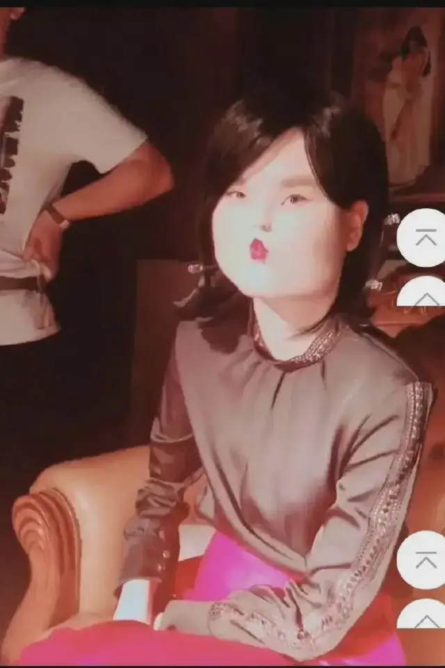 亲自贴出丑化乔欣的照片