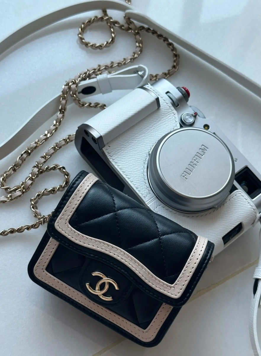 5、Chanel 23b 黑白复古迷你翻盖包