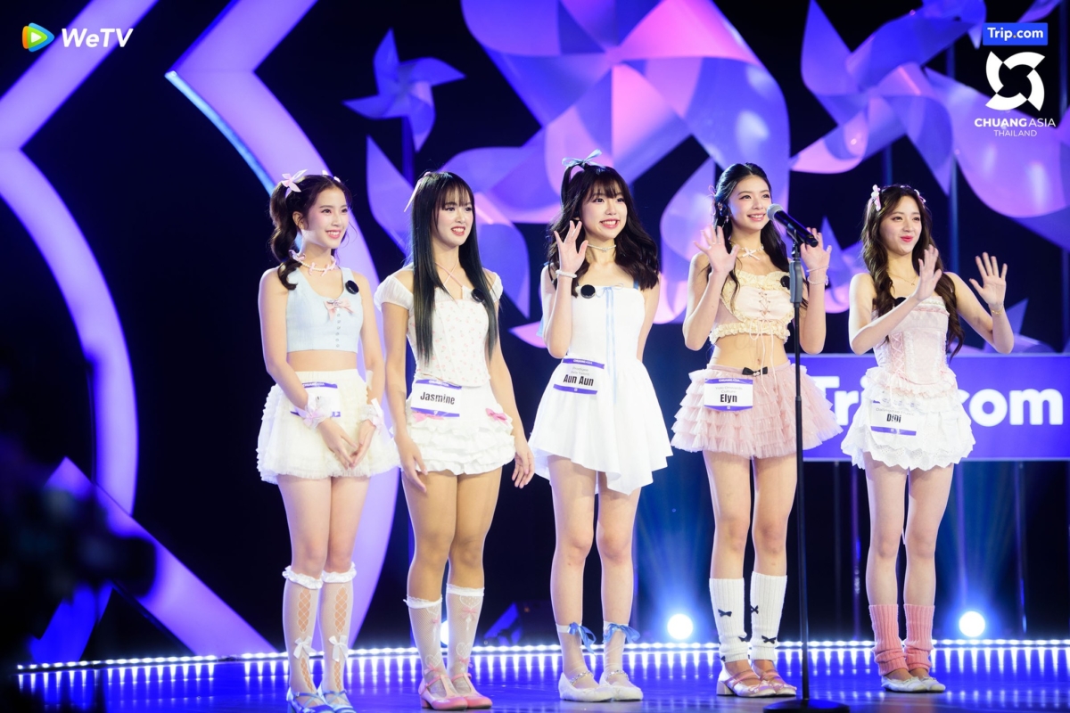 Elyn、Aun Aun 和欧阳娣娣在同一个组合