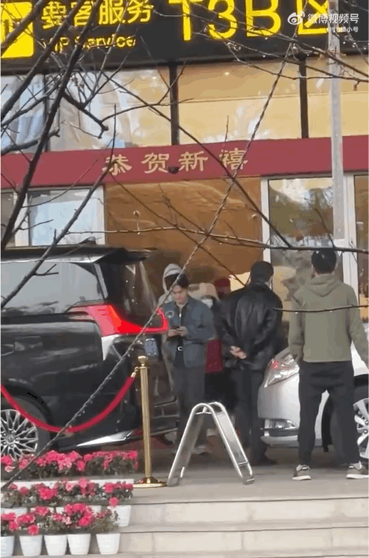 白敬亭进组《难哄》，父母全程陪伴