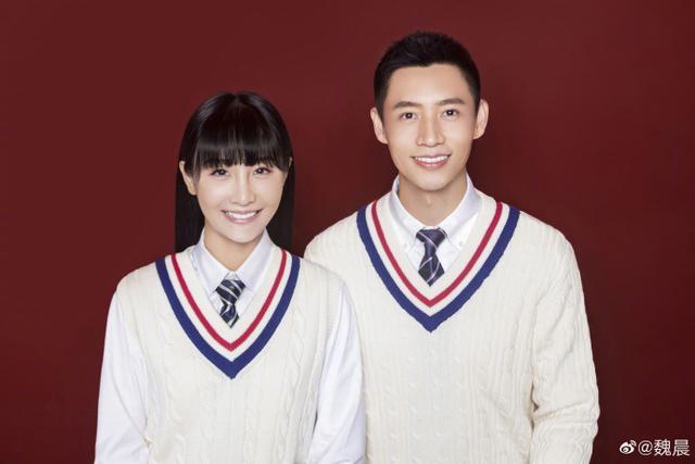 两人相识于籍籍无名之时，女方陪他走过高山低谷，不离不弃