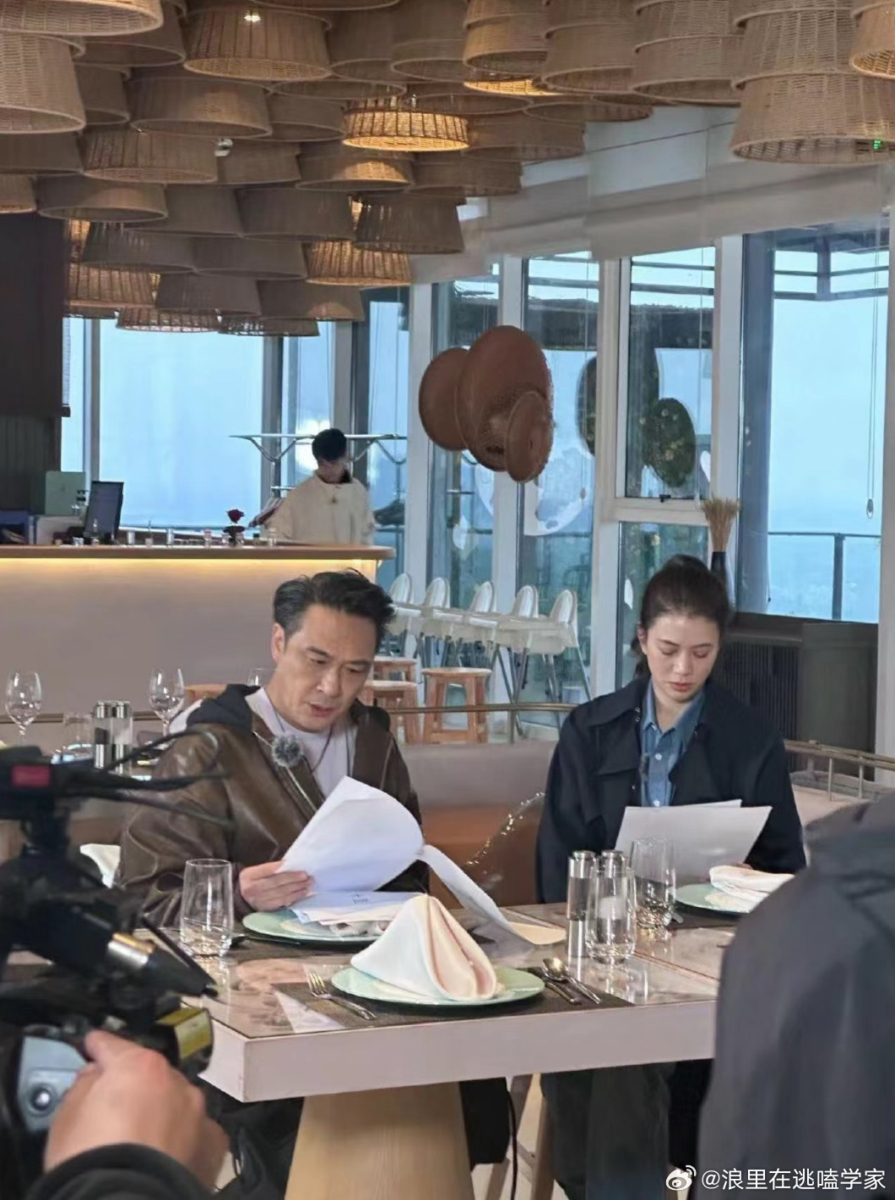 袁咏仪、吴镇宇录制路透