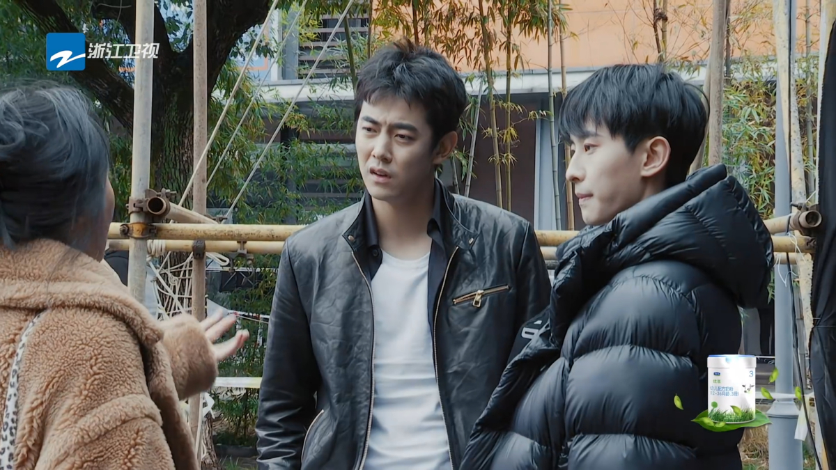 在李菲儿绿茶行为的衬托下显得清新脱俗