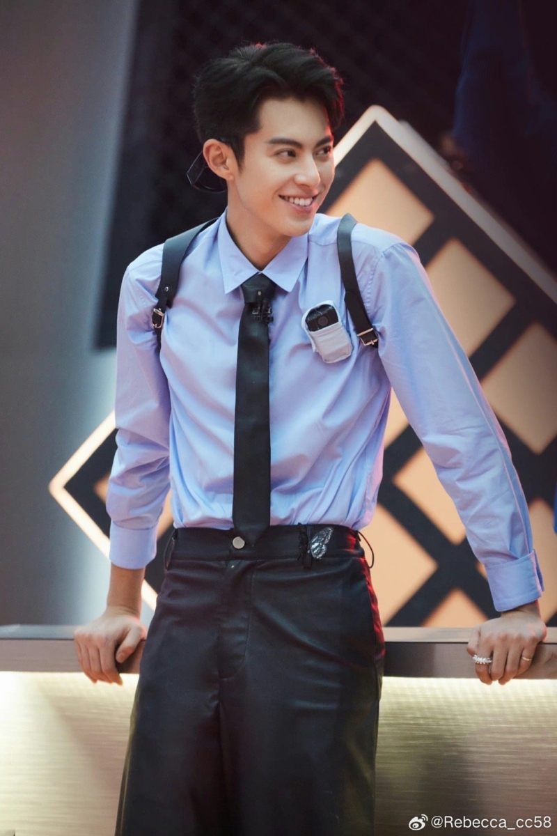 王鹤棣在《密室大逃脱》里的造型