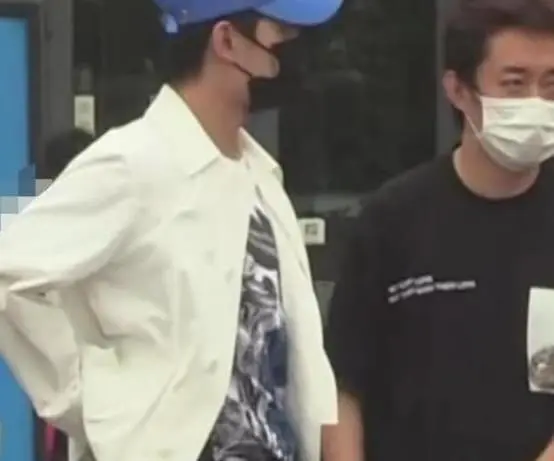 在录制《元气满满的哥哥》也被拍到因为受伤去医院检查