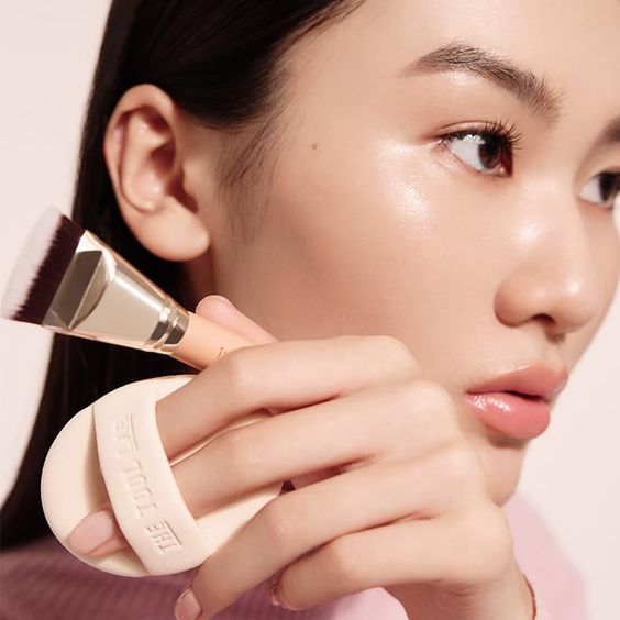 使用刷具平铺粉底