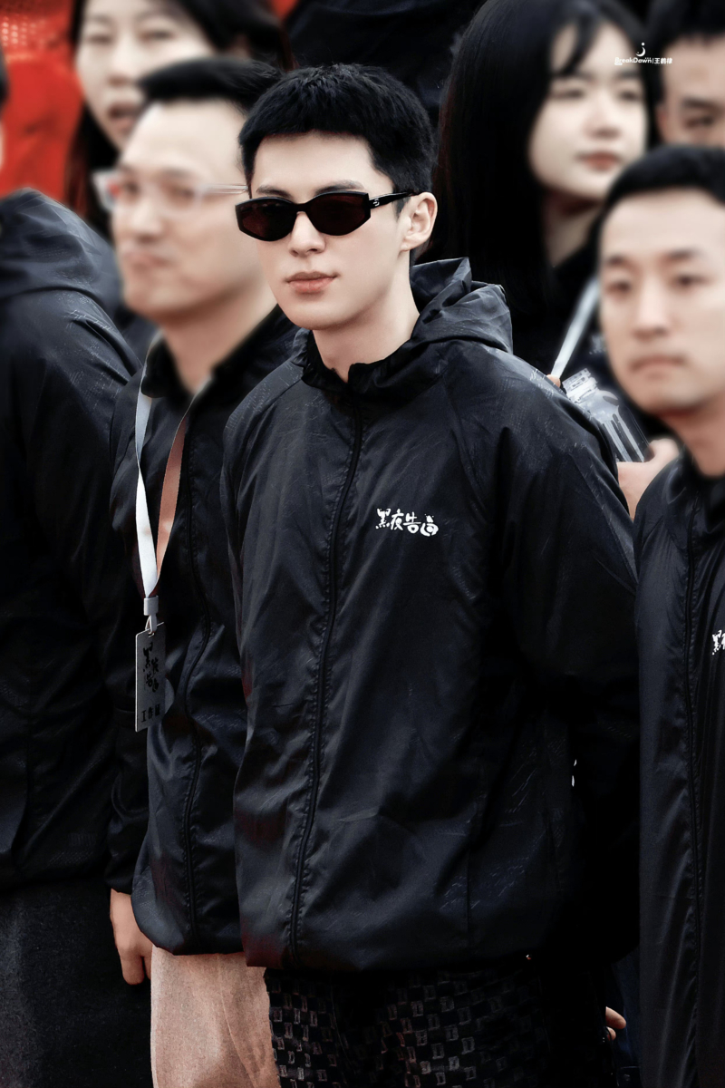 王鹤棣的刑警制服造型相信又能迷倒很多人