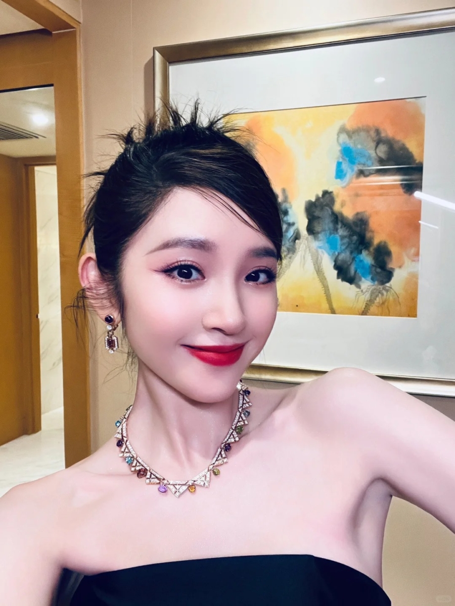 唐艺昕的回应也是满满浪漫和诚意