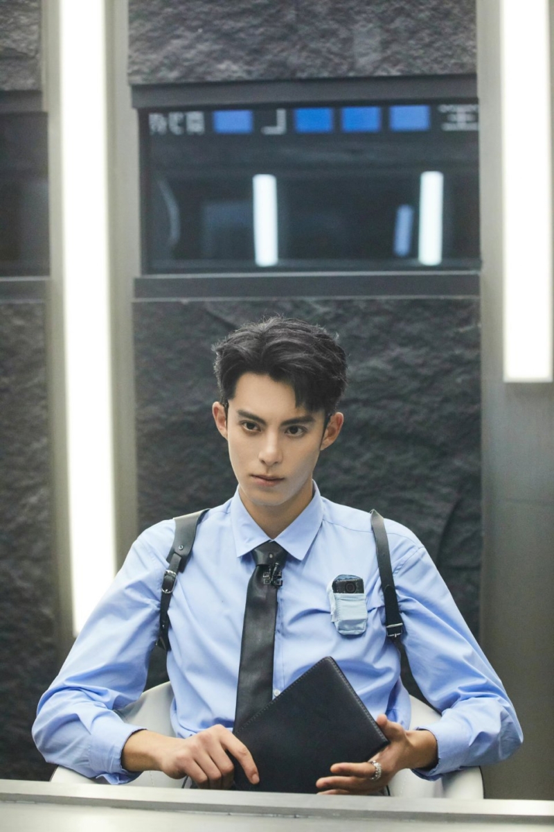 王鹤棣饰演菜鸟刑警