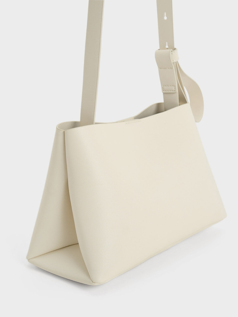 1、Odella Trapeze Bucket Bag