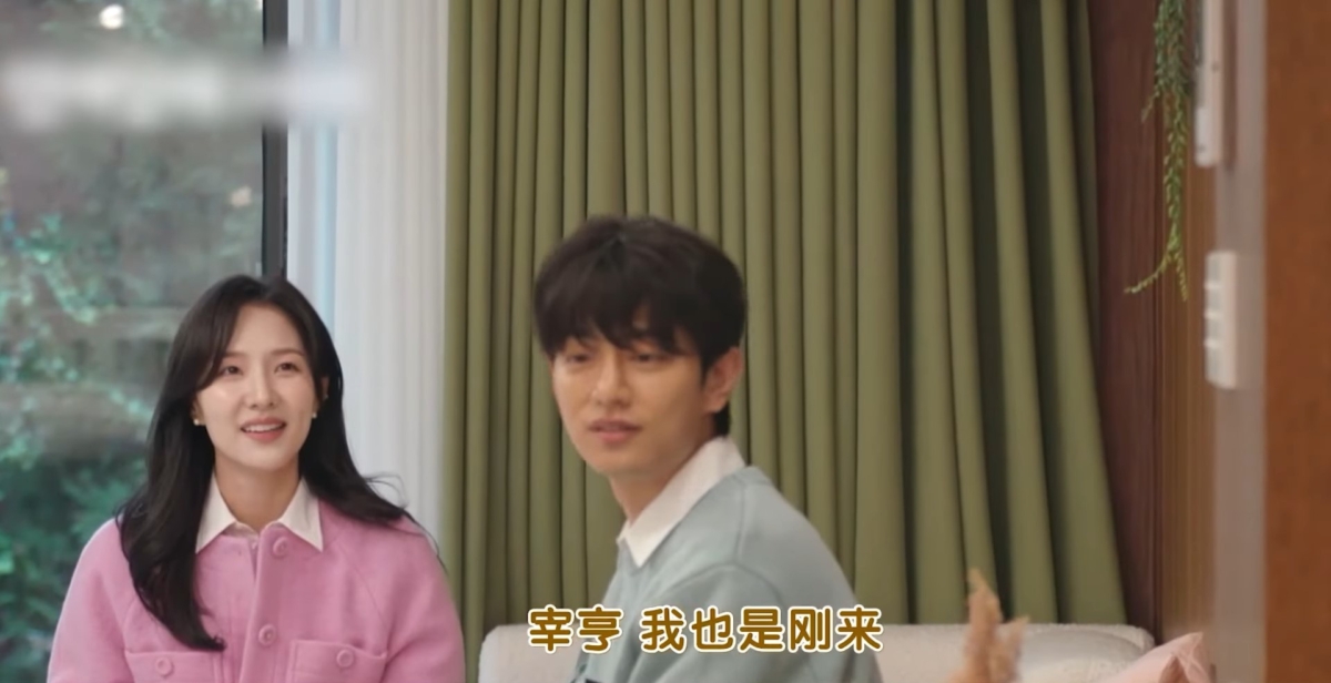 亲兄妹装不认识，笑果拉满