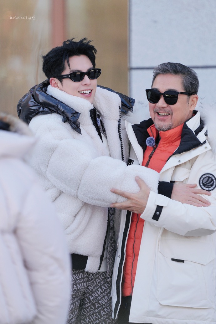 一见到宋丹丹和张国立就送上拥抱