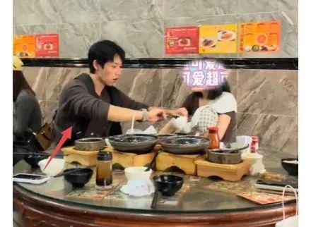 体贴地给儿子喂辅食。