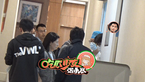 #被拍到拄着拐杖到医院就诊