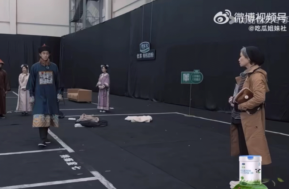 同样被纪凌尘“气到”表情不好的还有叶童。