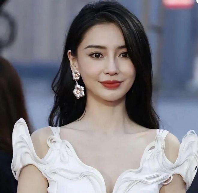 Angelababy现身香港电影金像奖颁奖典礼