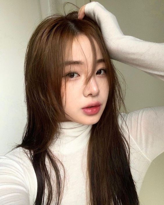 用指腹按摩头皮，促进血液循环和毛发生长