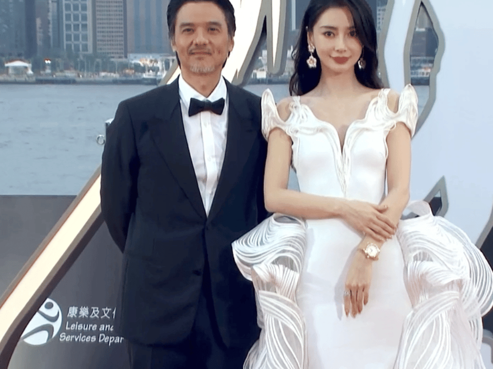 Angelababy和冯德伦一起亮相《金像奖》红毯