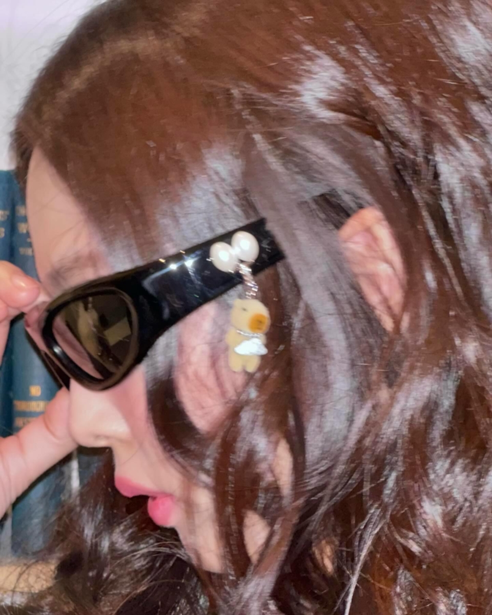 Jennie 最爱的卡皮巴拉被做成墨镜的挂饰