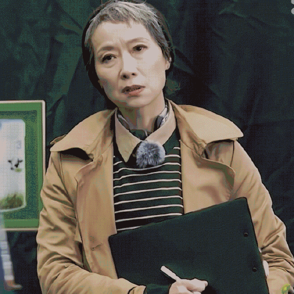 表情不好的还有叶童。