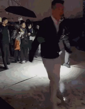 扶着张韶涵急忙把她送往医院治疗