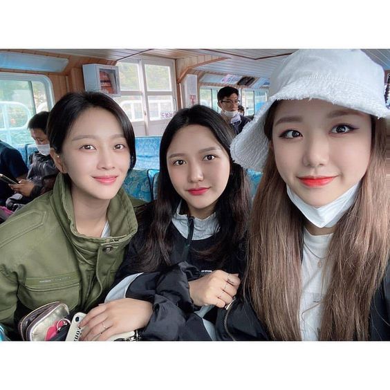 5、社交活动适度参与: