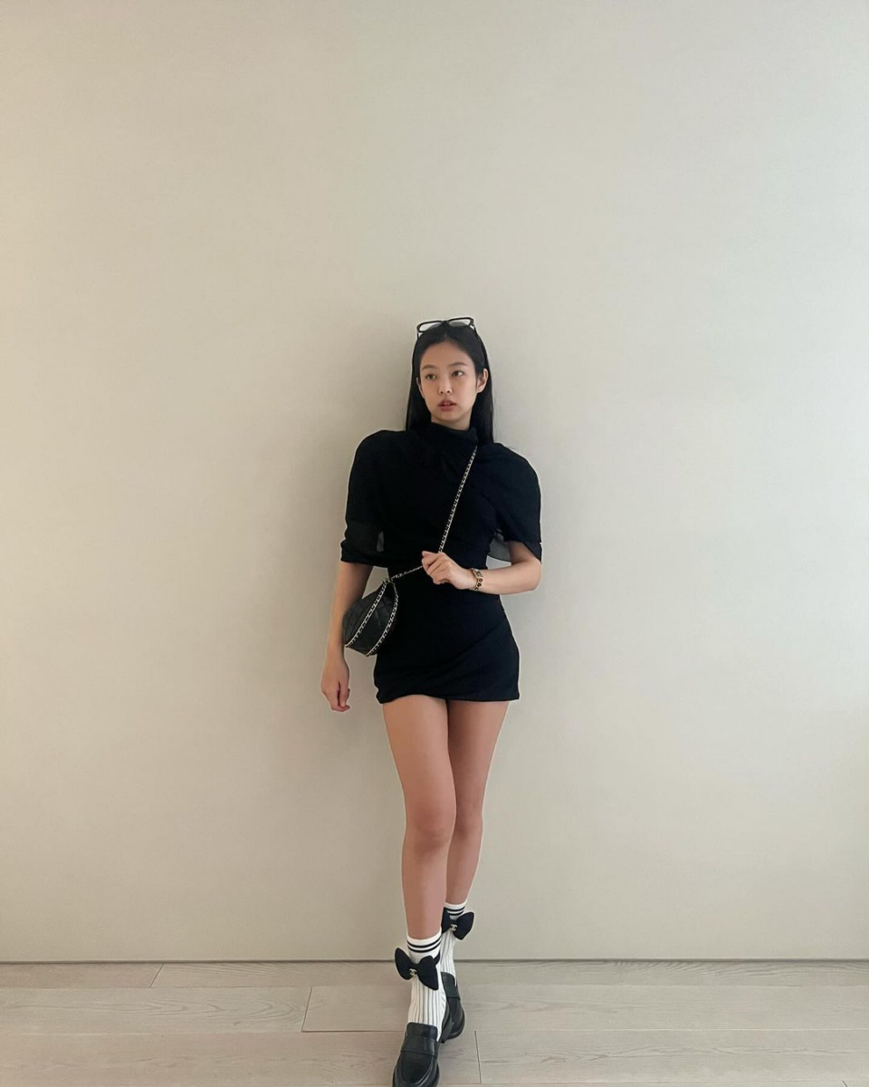 Jennie 诠释法国设计师连衣裙