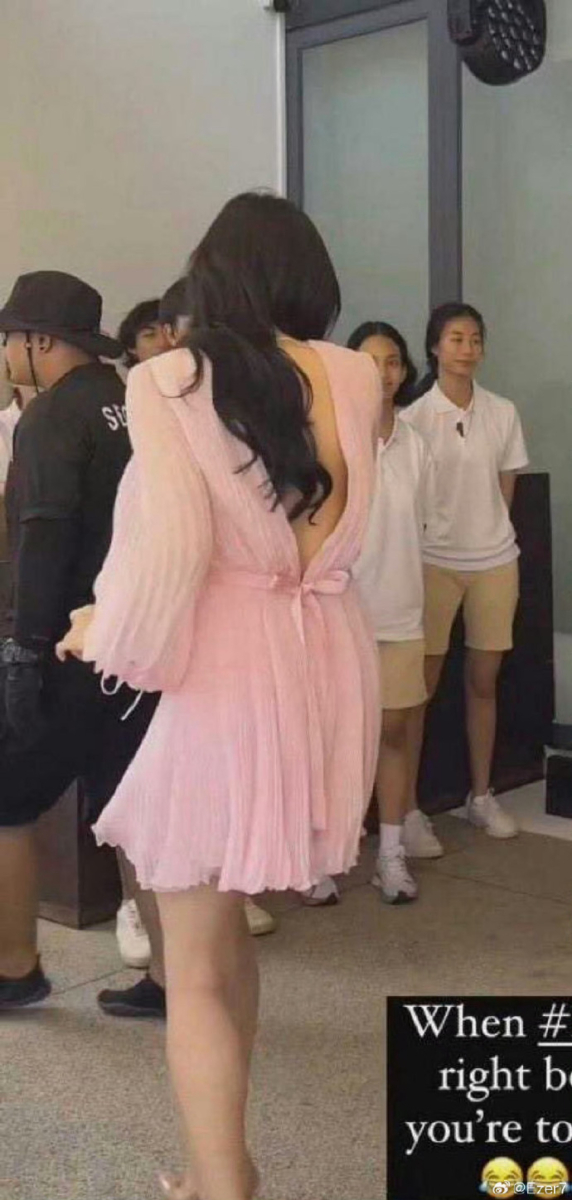 金智媛在活动现场还穿了露背的衣服