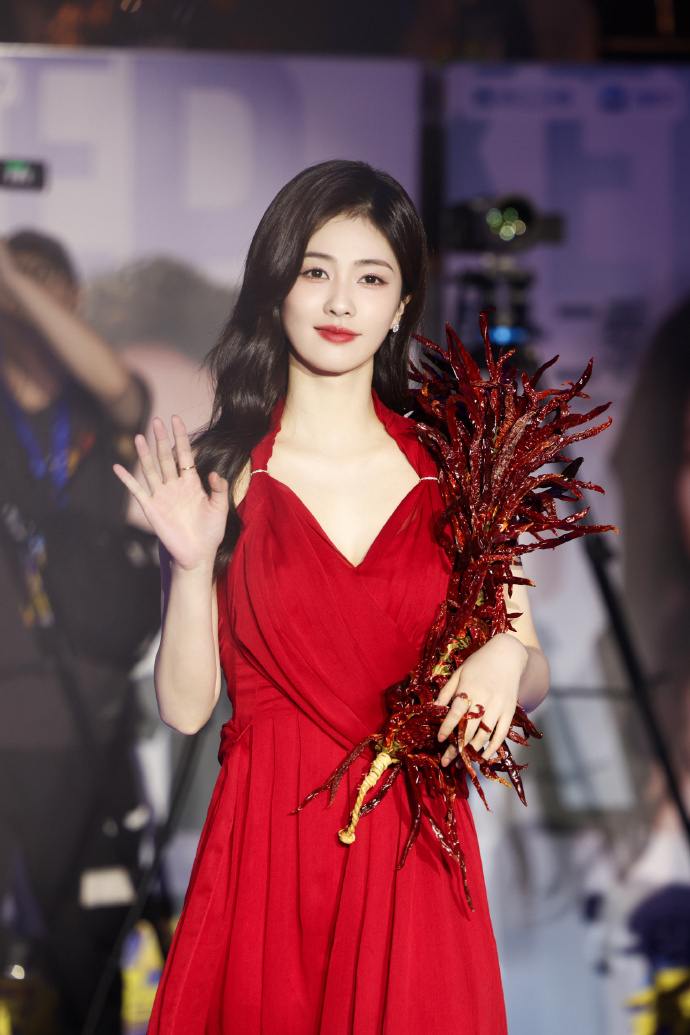 #白鹿身穿红裙亮相，赚足关注度