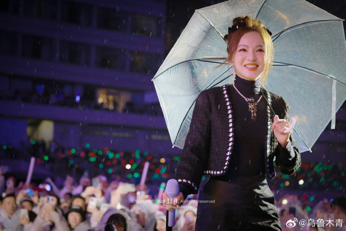 她还坚持和歌迷挥手告别