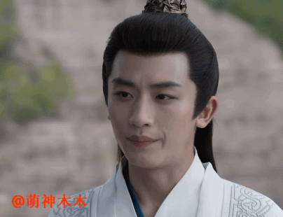 每说完一句话嘴巴就要抿一下。